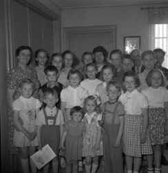 Barn och vuxna på söndagsskola i Bälsås. Elna Brunström i Bälsås längs till vänster med Anna Eriksson i Bälsås och Fridolf Pettersson i Vekhyttan i bakgrunden - klicka f�r att f�rstora