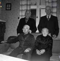 Tre m�n och en dam vid en soffa. Samma dam syns �ven p� en bild som kan vara tagen l�ngs v�gen mellan Sl�storp och Kvistbro stationssamh�lle.  - klicka f�r att f�rstora