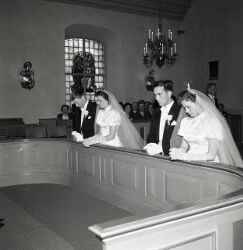 Systrarna �nberg vid altaret under deras br�llop i Knista kyrka. N�rmast kameran syns Inga �nberg och Karl Gustav Arvidsson. - klicka f�r att f�rstora