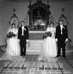 Systrarna �nberg vid altaret under deras br�llop i Knista kyrka.  Till v�nster st�r Inga �nberg och Karl Gustav Arvidsson. - klicka f�r att f�rstora