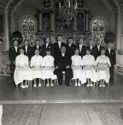 Pr�st med konfirmander i koret i Kvistbro kyrka p�sken 1954 - klicka f�r att f�rstora
