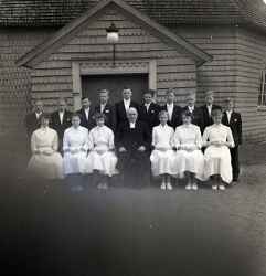 Pr�st med konfirmander utanf�r Kvistbro kyrka p�sken 1954 - klicka f�r att f�rstora