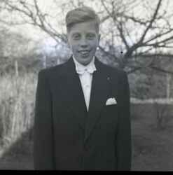 Pojke efter konfirmationen p�sken 1954 - klicka f�r att f�rstora