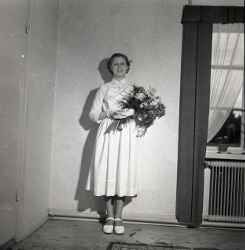 Flicka med blommor efter konfirmationen p�sken 1954 - klicka f�r att f�rstora