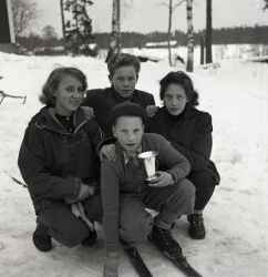 Tv� kvinnor och tv� pojkar i samband med JUFs distriktsm�sterskap i skidor i Kvistbro - klicka f�r att f�rstora