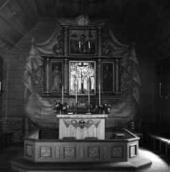Altartavlan i samband med restaureringen av Kvistbro kyrka - klicka f�r att f�rstora