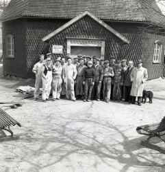 En grupp m�n i samband med restaureringen av Kvistbro kyrka - klicka f�r att f�rstora