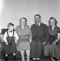 Familjen Sterhagen frn Mullerstter i soffa, med Sren lngst till vnster fljt av mamma Karin, pappa Helger och sist Kerttu (gift Blad). - klicka fr att frstora