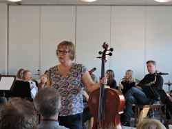 Bild från konsert med Lekebergs kommuns musikskola. Musiklärare Ingrid Morgan i förgrunden. - klicka f�r att f�rstora