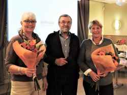 En glad trio. Hembygdsföreningens ordförande Sören Klingnéus flankerad från vänster av Elisabeth Berg
 och Eva Wetter på Brigidadagen, då damerna berättade om sin vandring till Santiago de Compostella. Det
var ett inslag i årets kulturvecka. - klicka f�r att f�rstora