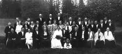 Oskar och Anna-Greta Anderssons br�llop den 5 juni 1932. Bilden �r taget i Brohyttan och marken framf�r brudparet sitter Lennart Alv�n. Fr�n v�nster sitter Hulda Gustavsson, Martin och Maja Anderson, Per och Frida Pettersson, Anna-Greta och Oskar Andersson, Klara Sofia Andersson, Alvar och Judith Alv�n och slutligen tv� ok�nda kvinnor. I mellersta raden st�r fr�n v�nster Albert Gustavsson, Olov och Ingrid Eriksson, Greta och Erik Larsson, Elise Eriksson, Karl och Ingeborg M�rtensson, tre ok�nda, Brita och Ella Hall, Lars Friberg, Malin Gustavsson, Gustav Andersson i Sk�rmartorp, Bertil Alv�n, Gustav Andersson i Brohyttan, ok�nd, Ellen Andersson, Alice Larsson, ok�nd, Johan Larsson och Paul Andersson. I bakre raden st�r Per-Erik Nilsson, Nils Andersson och Gustav Hall. - klicka f�r att f�rstora
