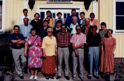 �tertr�ff f�r elever vid Knista kyrkskola som gick ut 1948. De namn som anges �r de som g�llde 1948. I fr�mre raden fr�n v�nster syns �ke Lindkvist, Marianne Andersson, Marian Klasson, Ragnar Karlsson, Georg Eriksson, S�ren Pettersson och Ingrid Roth. I mellersta raden syns Bernt Persson, Saimy Andersson, Gunvor S��v, G�sta Larsson, Tage Eriksson och Rut Jonsson. I bakre raden st�r Stig Eriksson, Maja Bengtsson, Sylvia Gerhardsson, l�rarinnan Brita Jansson, Bernt Arvidsson, Kerstin Nilsson och Gunborg Arvidsson. - klicka f�r att f�rstora