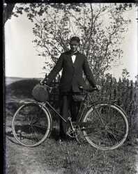En man med cykel  - klicka f�r att f�rstora