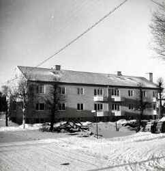 Det f�rsta st�rre bygget av hyresbost�der i Fjugesta b�rjar bli klart �r 1951 - klicka f�r att f�rstora