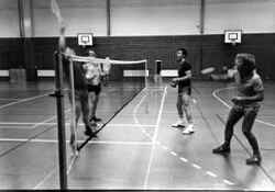 Alf Sirsj, Ola Tivemark, Olle Buhr och Leif Fransson spelar badminton i Bollhallen i Fjugesta - klicka fr att frstora
