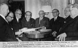 Kommittén för Kvistbro sockens historia. Från vänster Karl Lindström, Edvin Lindholm, Daniel Harbe, Thorsten Molin, Olof Carlberg, Ernst Mörk, Carl Nyqvist och Karl Törnblom. Arbetet påbörjades 1960 och boken utkom 1972 - klicka f�r att f�rstora