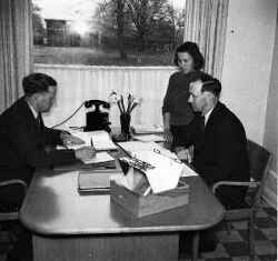 Tre personer p� kommunkontoret i Lekeberg Kamrer B Arbin, kass�r K G Andersson och kontorsbitr�det Inga Larsson. - klicka f�r att f�rstora