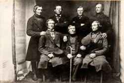 Kommunaln�mnden i Edsberg 1867. St�ende syns Vidar Ohlsson, Fr�svi, August Nilsson, Egelsta, Petter Persson, Binninge och Erik Ersson, Velanda. Sittande syns Per Gustaf Ersson, Via, h�radsdomare Johan Larsson, Logsj� och Lars Jonsson, Velanda. - klicka f�r att f�rstora