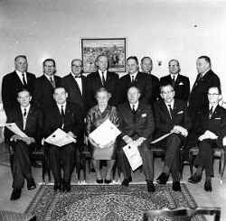 En grupp �ldre k�pm�n i V�stern�rke - klicka f�r att f�rstora