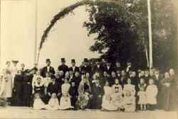 Hanna Ohlsson och Karl H�kanssons br�llop. I tredjde raden uppifr�n syns pastor G�thlin och hans hustru. I nedre raden Greta G�thlin, Inez Gustafsson i Hidingeby, Astrid Gustafsson, Dagmar Gustafsson, Dagny Larsson, Ingrid Westman, Britta Malm och Svea Gustafsson. I �vre raden syns fru Rob. Larsson, fru Schultz, fr�ken Maria Bellander, Emil Gustafsson, Erik Andersson, rektor Rob. Larsson, S SVensson i �sta (eller �sta), Johan Larsson i Kl�vlandet, E Wennstr�m i Br�nsta, N Bellander och Mauritz Schultz. I andra raden August Nordenmalm i Berga, fru och Lars Nilsson i G�ksvalla, klockare Larsson i Knista, Erik Andersson i Lanna, Molin i Brohyttan, Jonas Petterssob i Gysta, med flera - klicka f�r att f�rstora