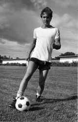 Magnus Persson med fotboll p� planen nedanf�r Sannabadet - klicka f�r att f�rstora