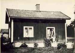 Byggnad med Klinga Kalle i d�rren och Fritz och margit Andersson och G�te sittande framf�r - klicka f�r att f�rstora