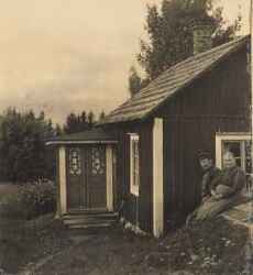 Snickare K S��f i �sta med hustrun Ida Ring vid byggnad - klicka f�r att f�rstora
