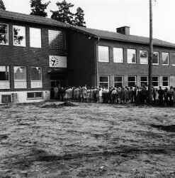 Elever utanfr den en byggnad vid den nya skolan i Mullhyttan - klicka fr att frstora