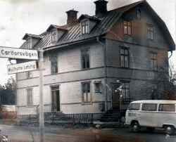 Ernst Godées villa i Mullhyttan med postkontor och volkswagenbuss från Örebro kommun - klicka f�r att f�rstora