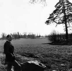 Kommunalingenj�r Gunnar Sandberg blickar ut �ver omr�det d�r det blivande Sannabadet ska ligga. - klicka f�r att f�rstora